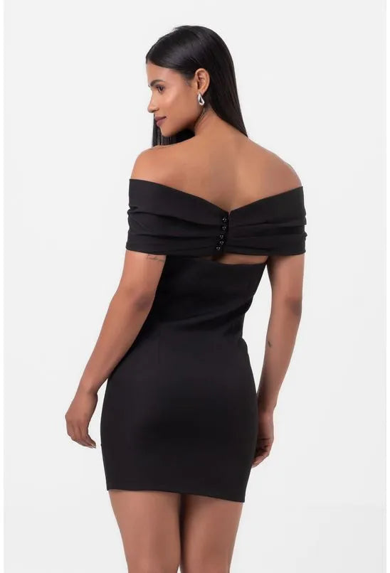 VESTIDO CURTO OMBRO A OMBRO COM LAÇO FRONTAL PRETO