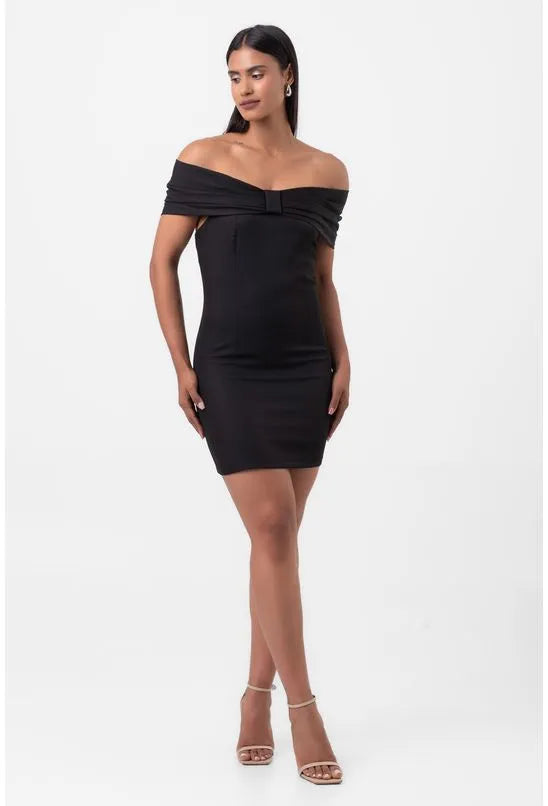 VESTIDO CURTO OMBRO A OMBRO COM LAÇO FRONTAL PRETO