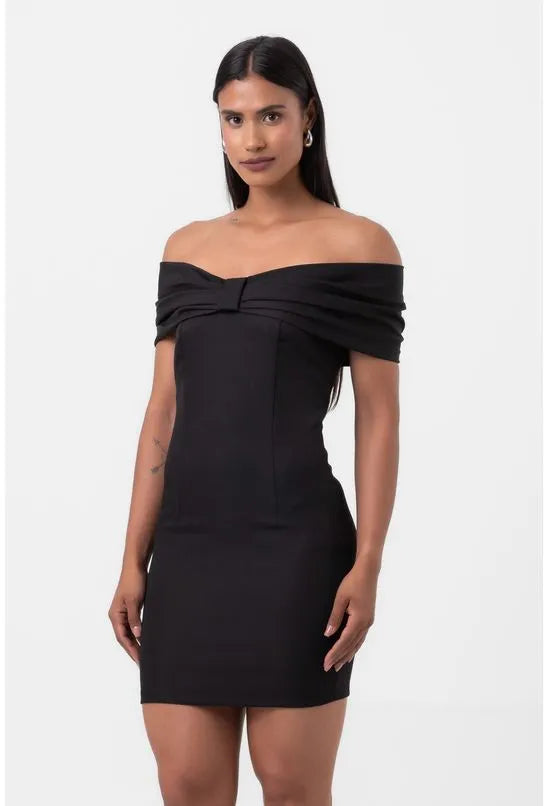 VESTIDO CURTO OMBRO A OMBRO COM LAÇO FRONTAL PRETO