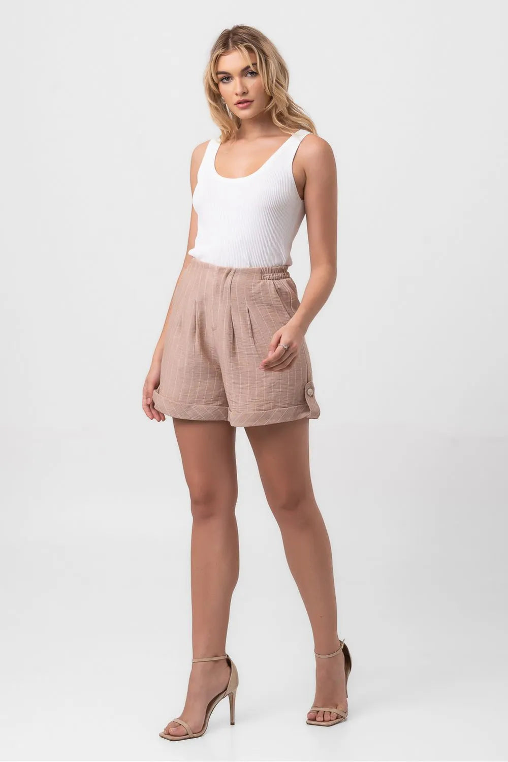 SHORT CURTO PREGAS LISTRAS VERANO BEGE LABRAVA