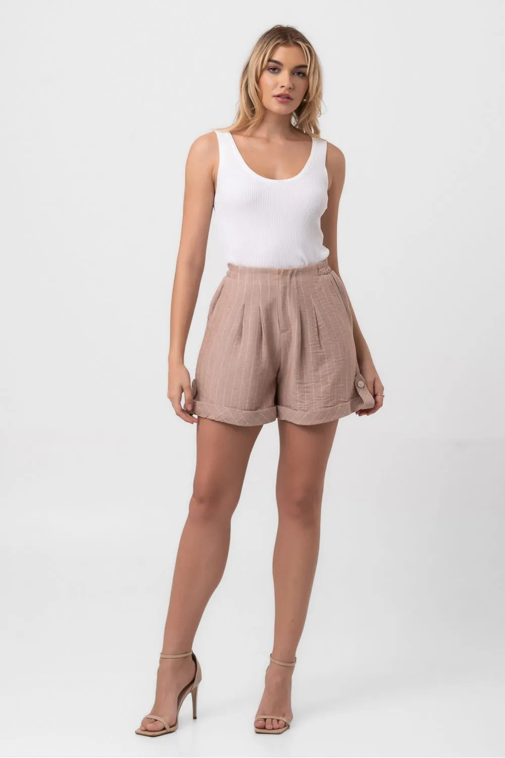 SHORT CURTO PREGAS LISTRAS VERANO BEGE LABRAVA