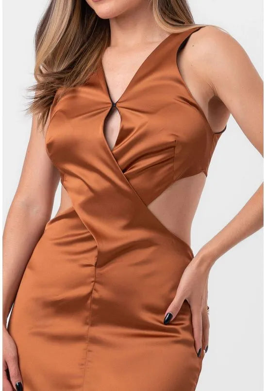VESTIDO ACETINADO CURTO RECORTES TRIANGULARES MARROM LABRAVA
