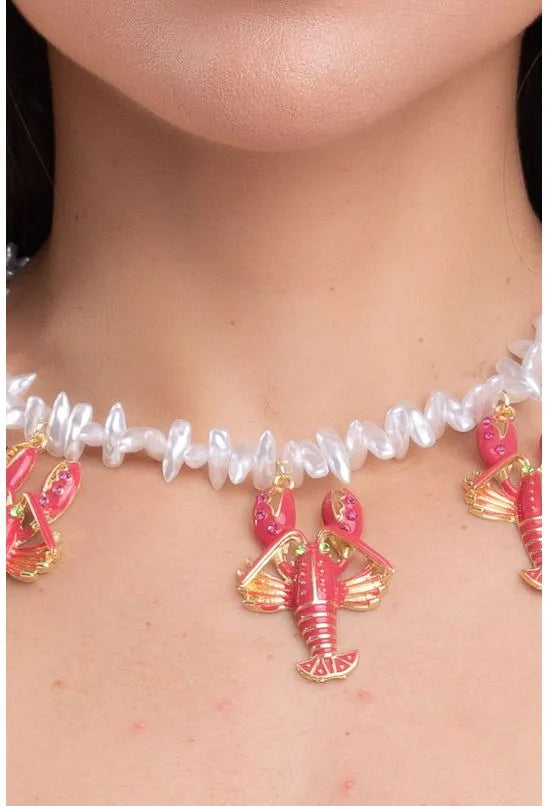 COLAR PEDRAS BRANCAS DETALHE LAGOSTA VERMELHO E DOURADO LABRAVA