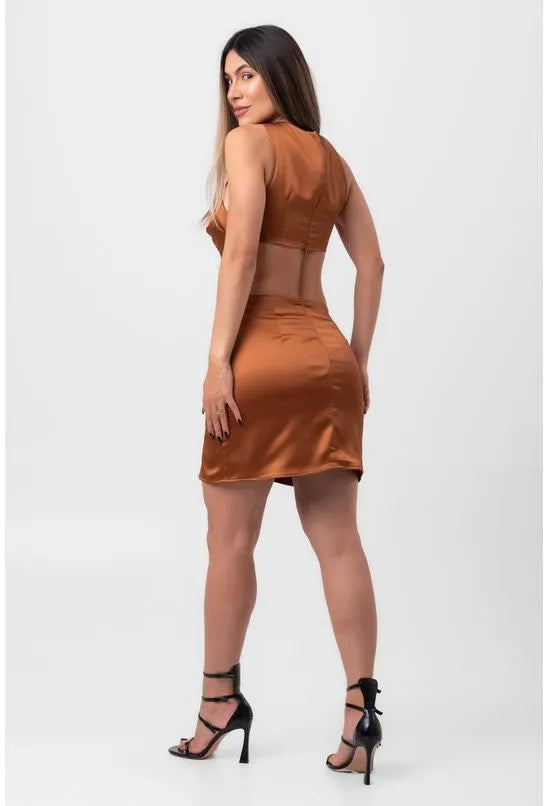 VESTIDO ACETINADO CURTO RECORTES TRIANGULARES MARROM LABRAVA