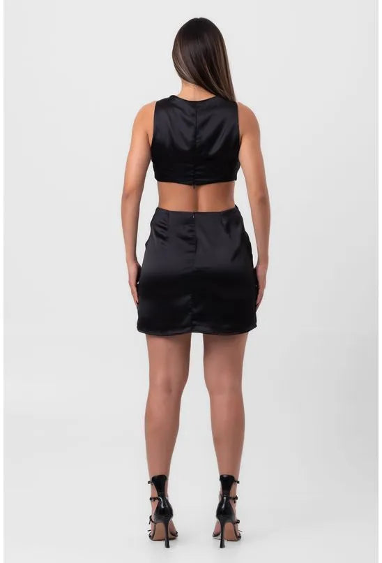 VESTIDO ACETINADO CURTO RECORTES TRIANGULARES PRETO LABRAVA