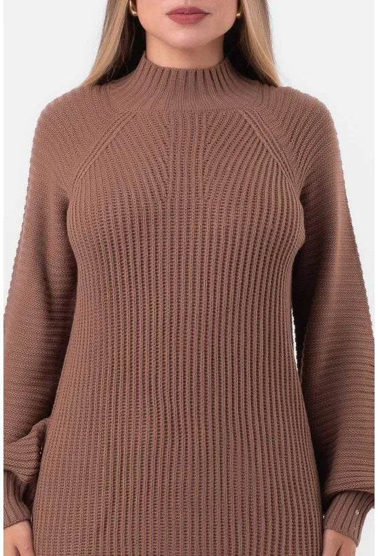 VESTIDO DE TRICÔ GOLA ALTA MARROM